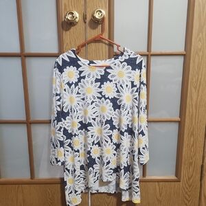 Alfred Dunner Blue With White And Yellow Flower Pattern 3/4 Sleeve Top